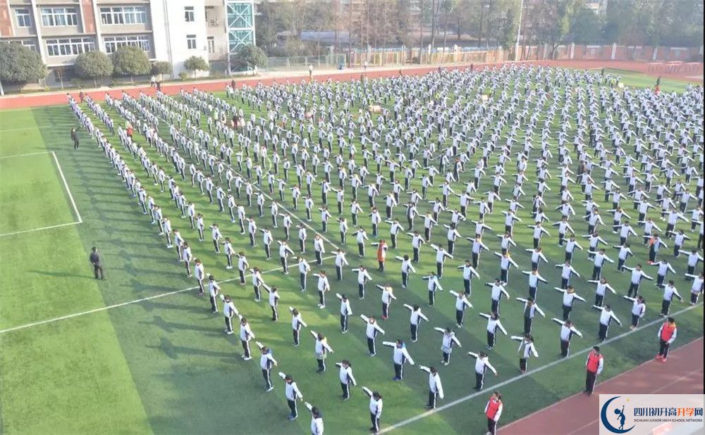成都十八中在校學(xué)生總?cè)藬?shù)是多少？