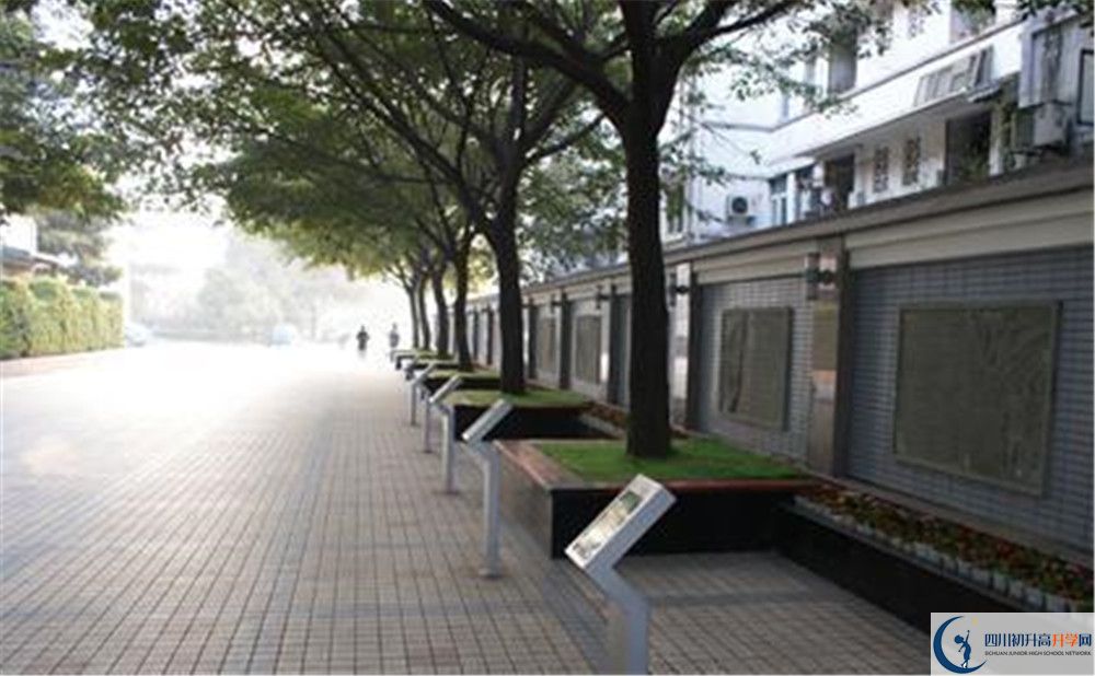 成都市田家炳中學(xué)在校學(xué)生總?cè)藬?shù)是多少？