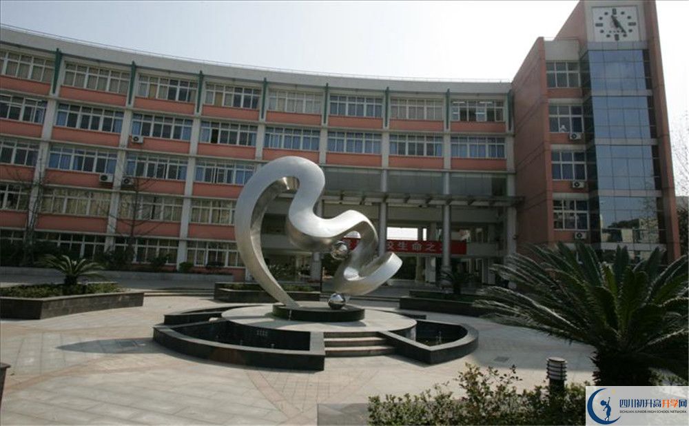 四川師范大學(xué)附屬中學(xué)在校學(xué)生總?cè)藬?shù)是多少？