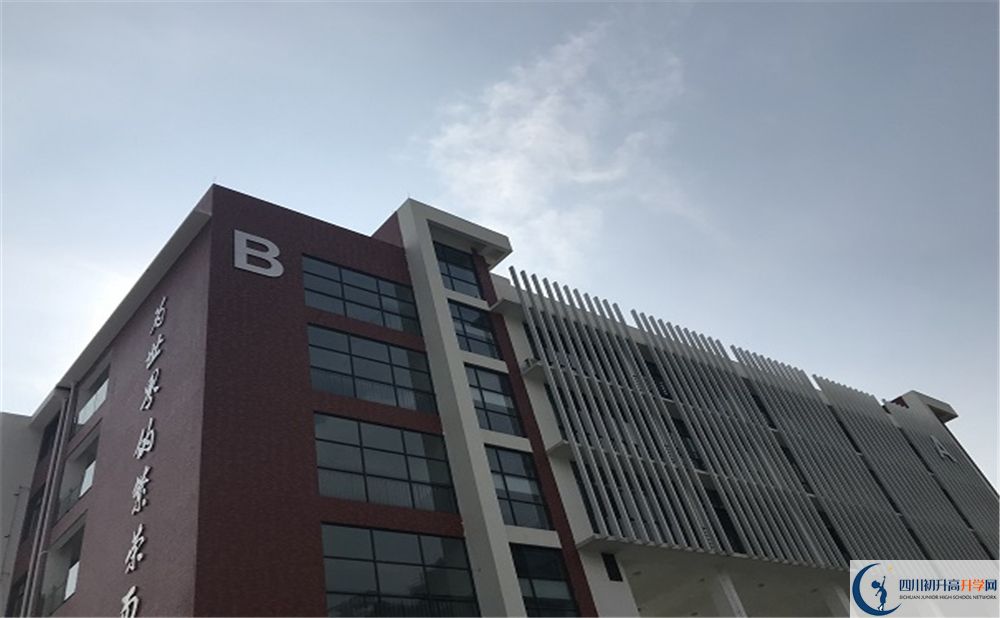 北京第二外國語學院成都附屬中學在校學生總?cè)藬?shù)是多少？