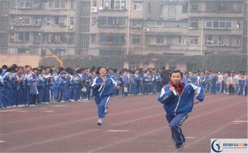 成都新世紀外國語學校在校學生總?cè)藬?shù)是多少？