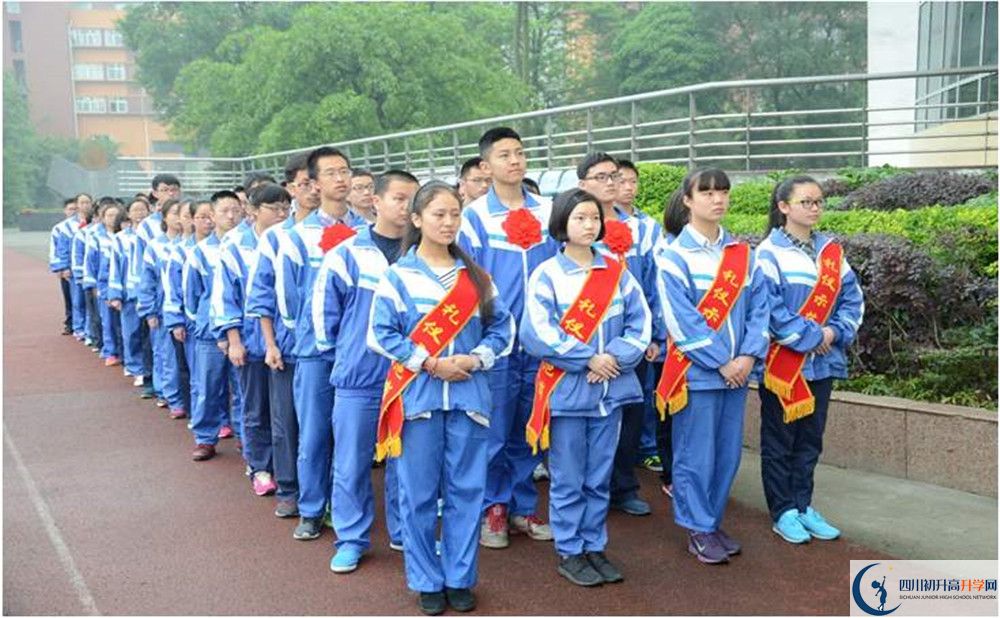 溫江中學(xué)在校學(xué)生總?cè)藬?shù)是多少？
