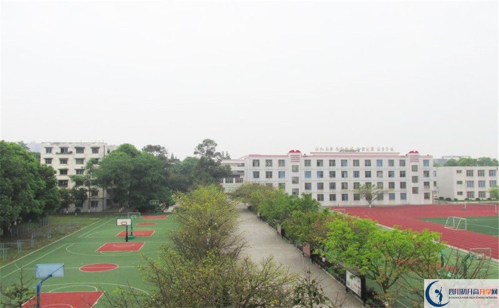 青白江中學今年的學費怎么收取，是否有變化？