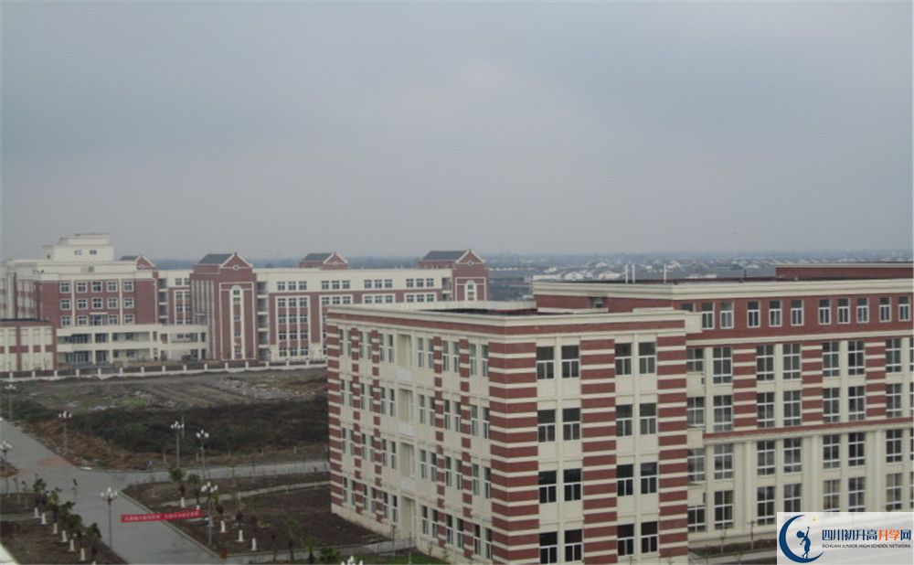 四川師范大學(xué)附屬第三實(shí)驗(yàn)中學(xué)今年的學(xué)費(fèi)怎么收??？